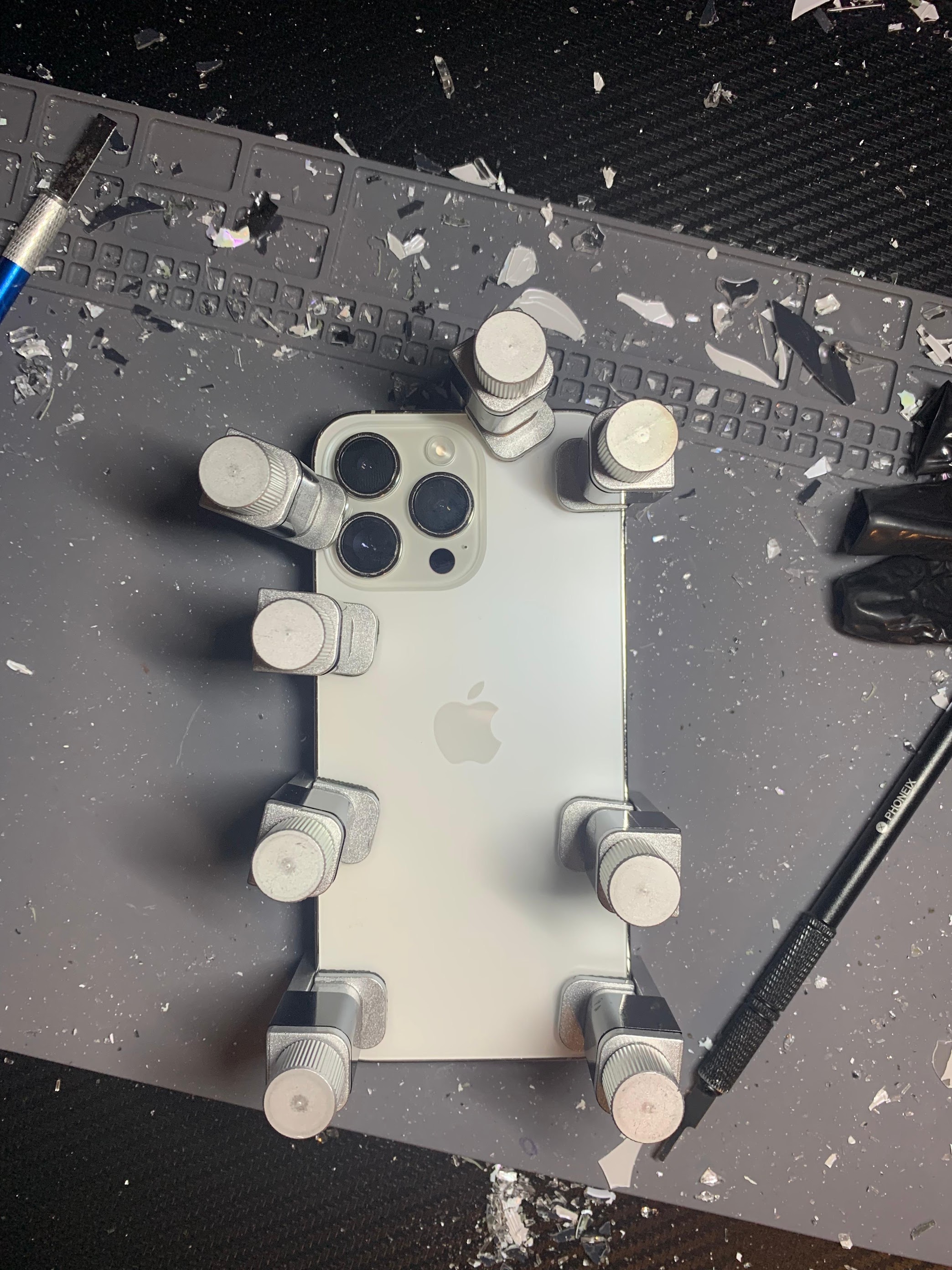 iPhone 15 Pro Max avec &eacute;cran cass&eacute; avant r&eacute;paration