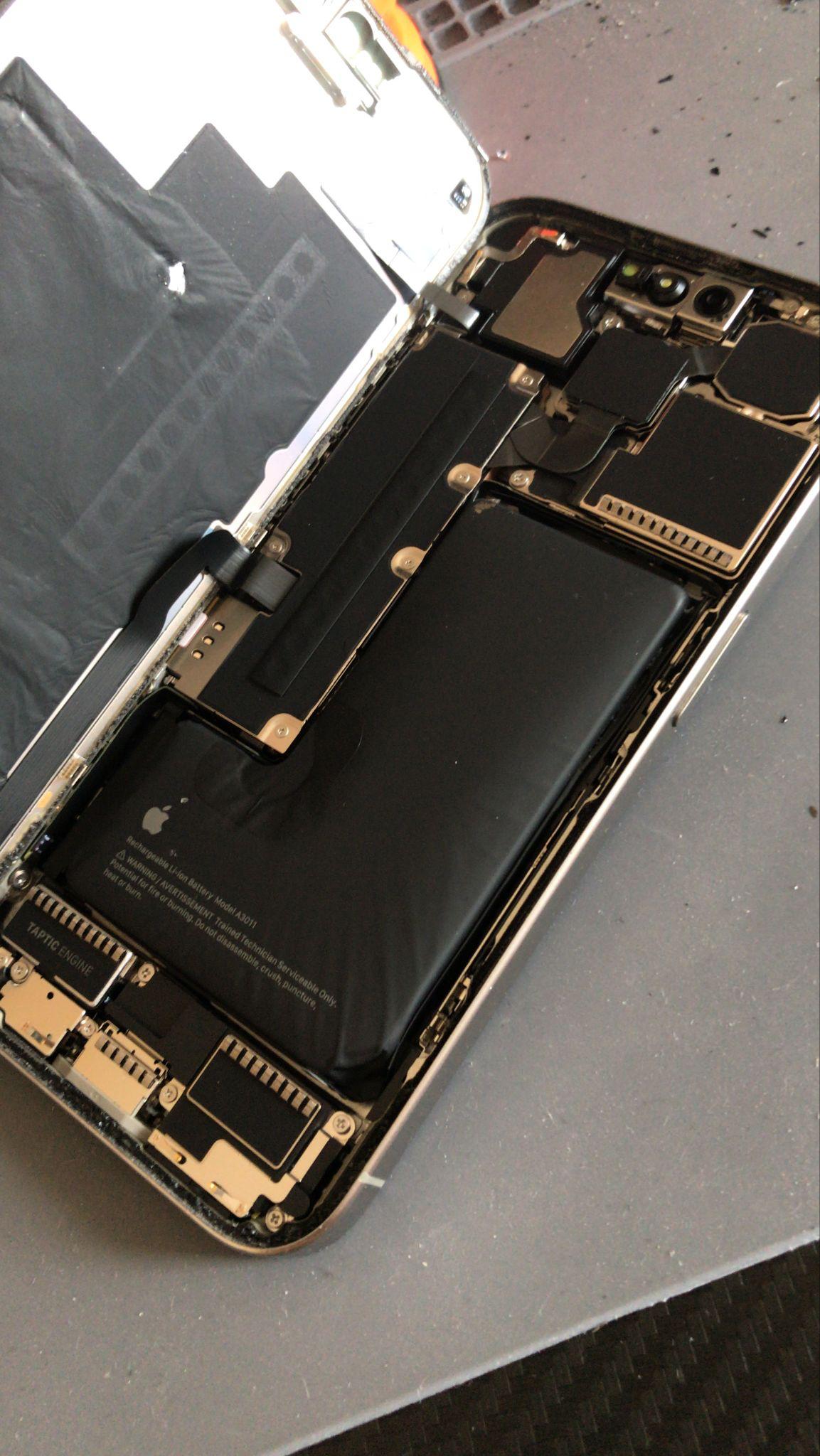 T&eacute;l&eacute;phone ouvert pendant une r&eacute;paration de batterie